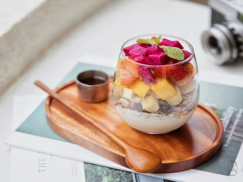 Greek yogurt with Fruits & Granola