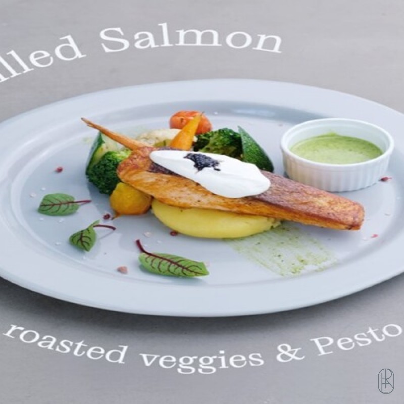 Grilled salmon w. veggies & pesto sauce